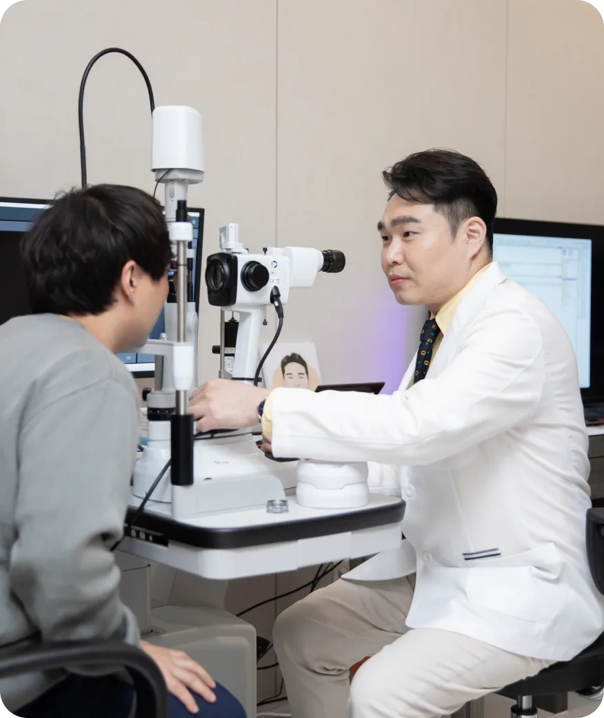 세극등 현미경으로 환자의 눈을 검사하는 모습