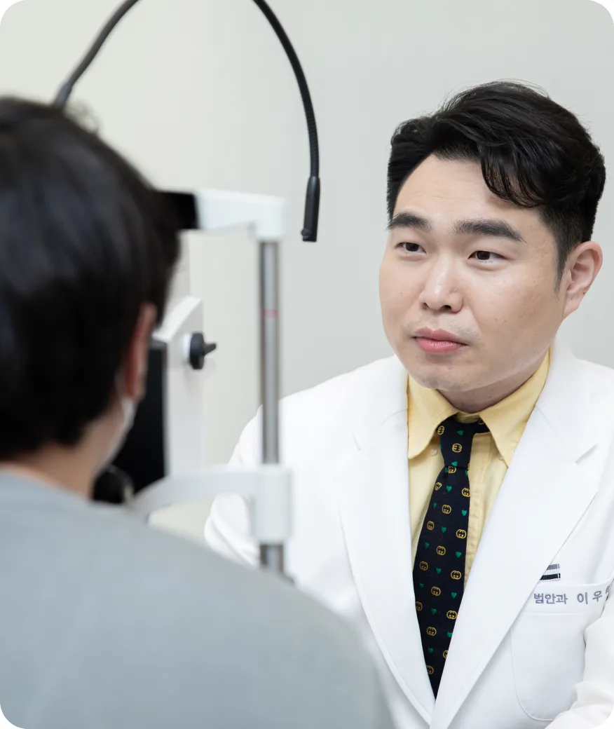 진료실에서 환자와 상담하는 원장